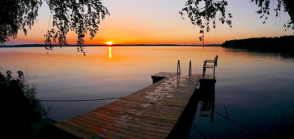 the finnish lakeview at night